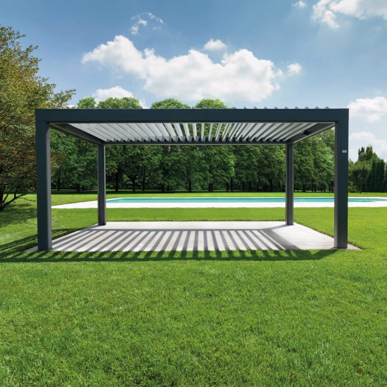 Moderne Pergola mit offenen Lamellen auf grünem Rasen, Sonnenlicht und Himmel im Hintergrund.